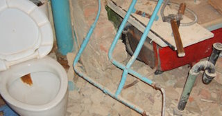 Профессиональный демонтаж перегородки ванной и туалета в Серове - от 564 рублей
